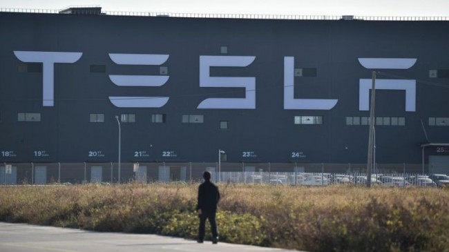 Tesla временно закрывает два завода в США на карантин под давлением властей