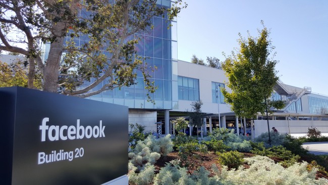 Праздничный квартал Facebook был сильным, но есть риски для таргетинга рекламы