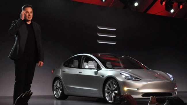 Tesla запускает Model 3 по цене от $35 тыс., сокращая персонал в отделах продаж и маркетинга