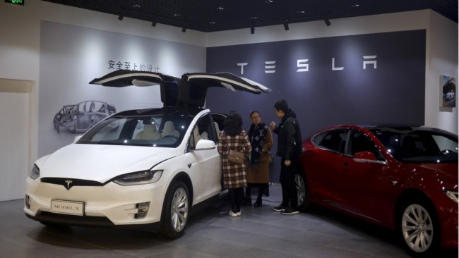 Tesla уменьшает цены на свои электромобили в Китае, беря расходы по пошлинам на себя