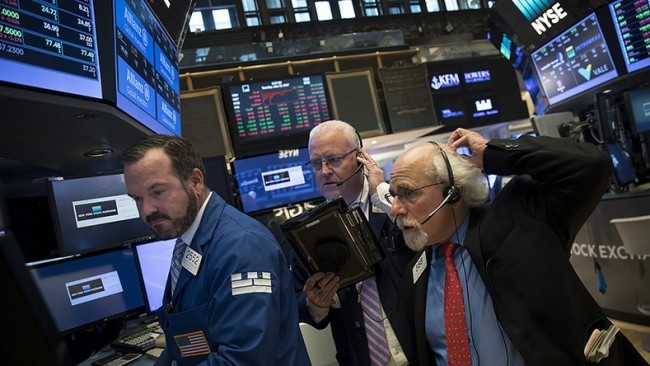 Nasdaq падает из-за текущего процесса над Facebook и Twitter
